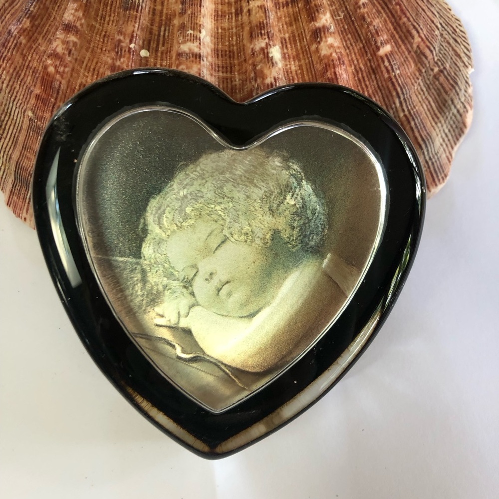 Heart glass paperweight sweet sleeping baby child collectible - Picture 4 of 7